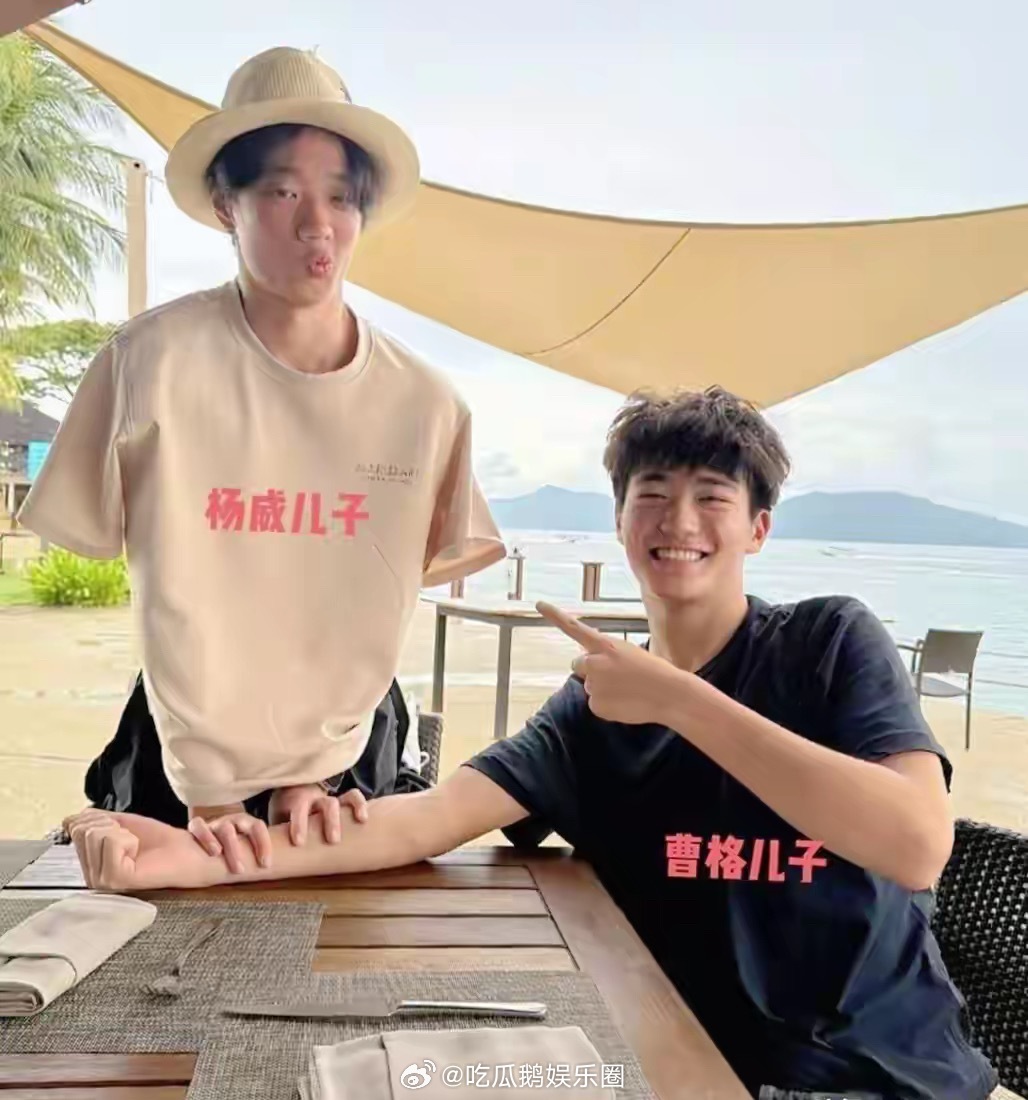 曹格儿子和杨威儿子一起旅游，俩人16岁左右，个子很高，基因真好！​​​