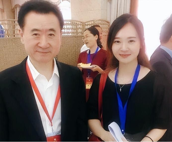 王健林带年薪100万的漂亮女秘书去参加饭局。茶余饭后，王健林让女秘书去买