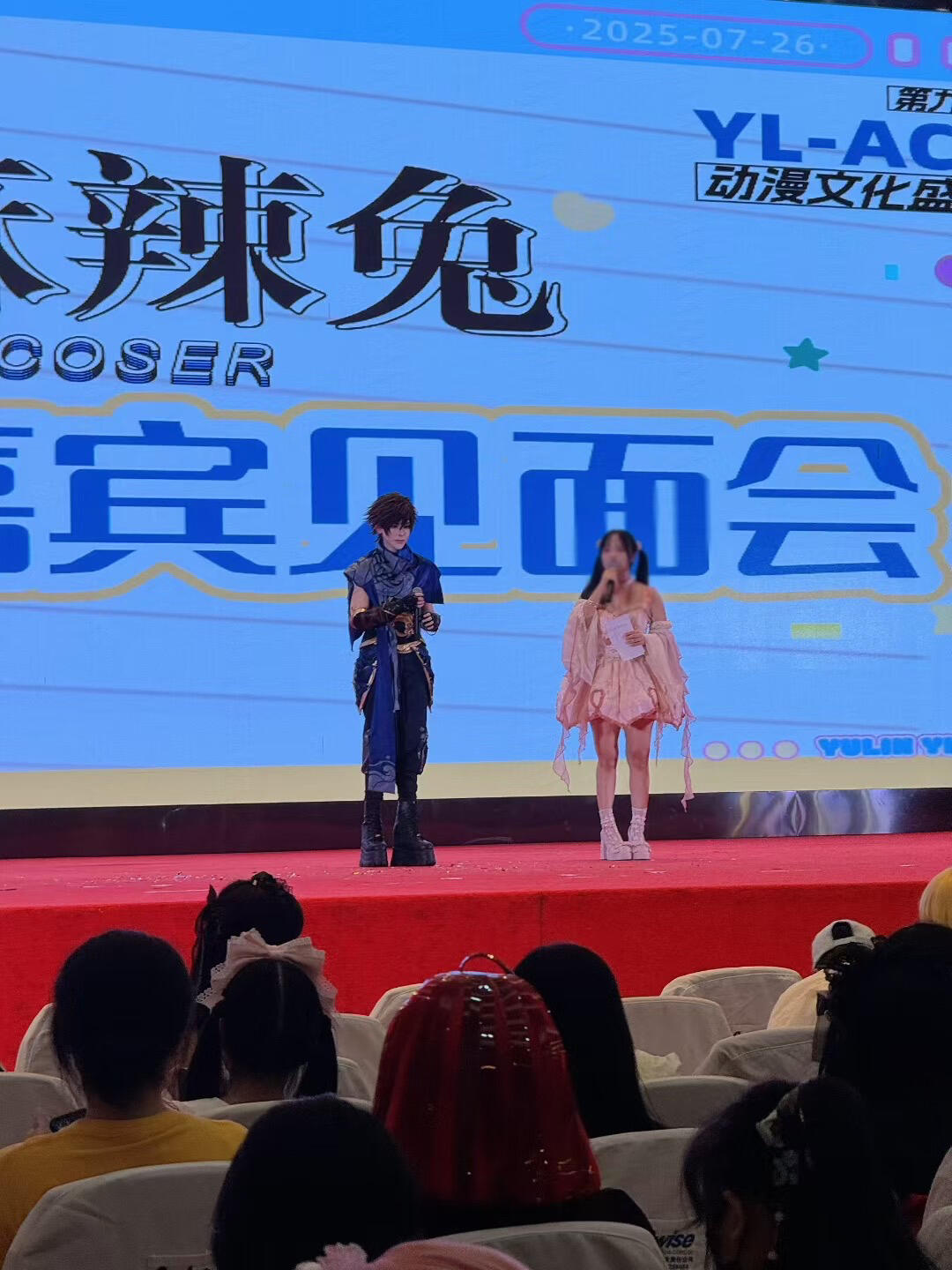 穿12cm的高跟鞋主持漫展是什么体验