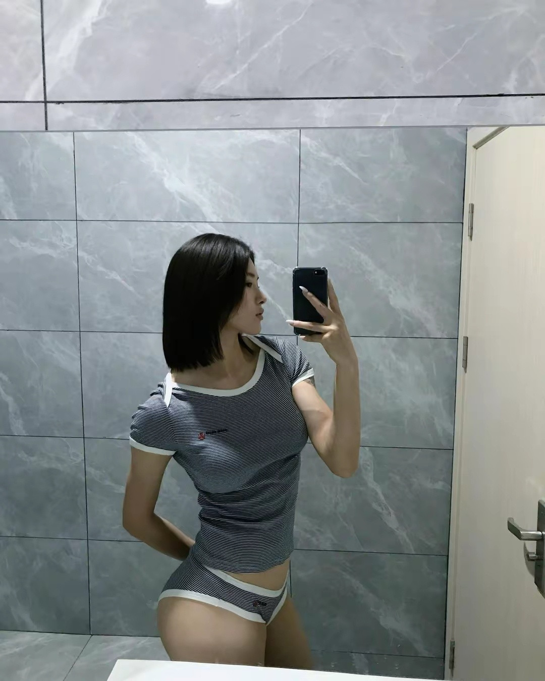 这风格不错😍吴艳妮社媒晒三角裤紧身衣自拍，秀出好身材。照片中她身着紧身衣和三角