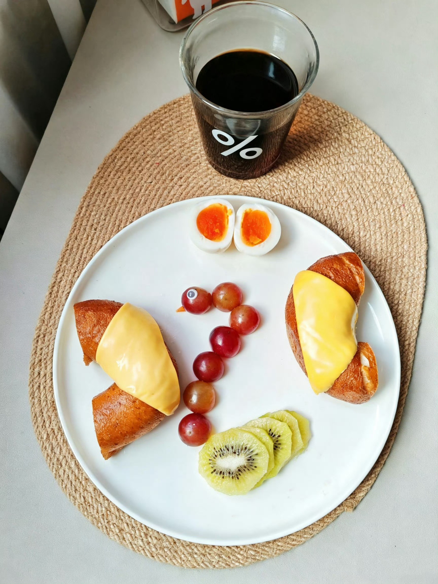 跟小布一起晒早餐碱水贝果溏心蛋挂耳咖啡​​​