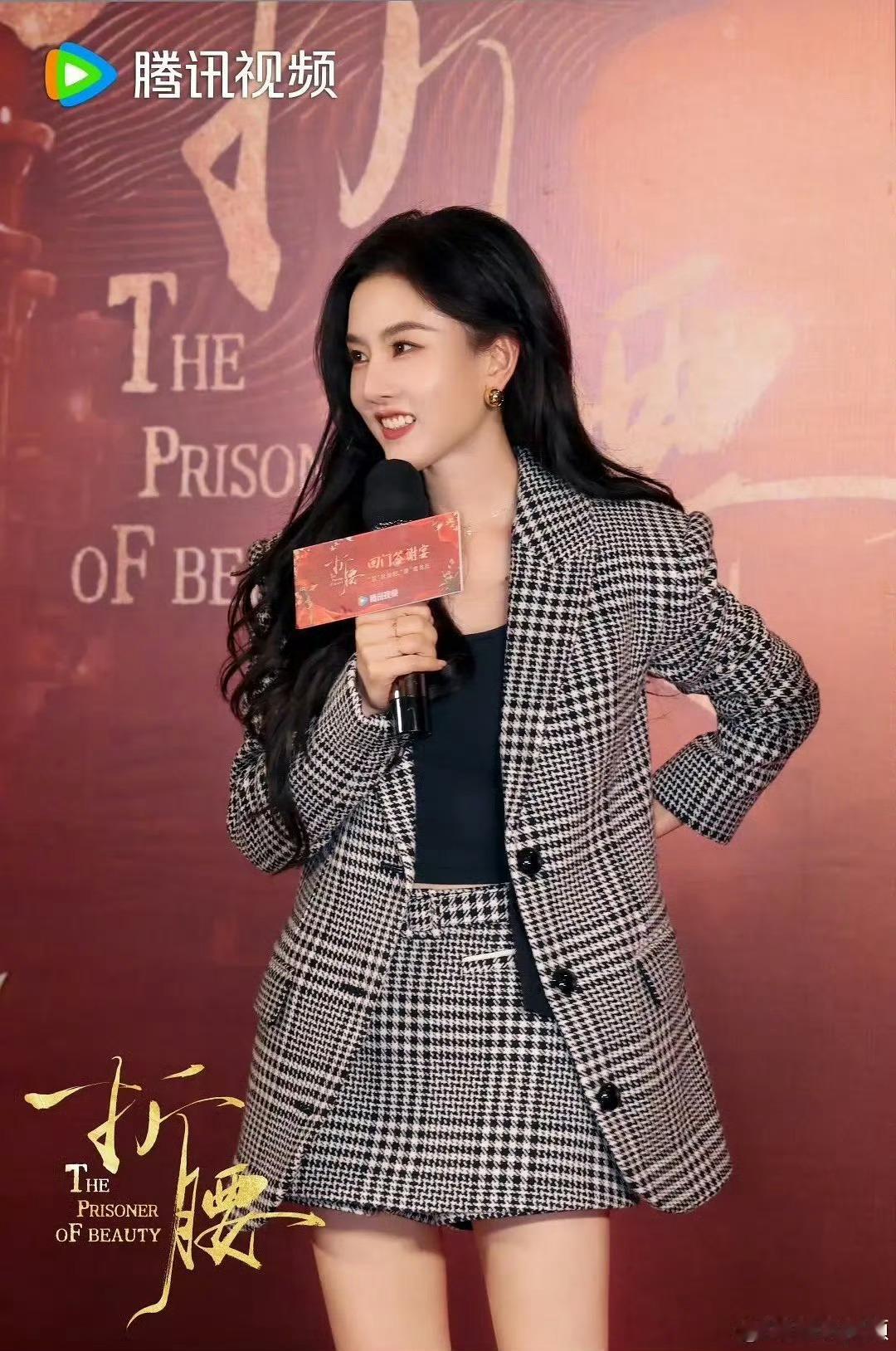 宋祖儿刘宇宁折腰庆功宴新物料，🐧的官摄和折腰剧组演员的合照都来了~氛围好好呀[