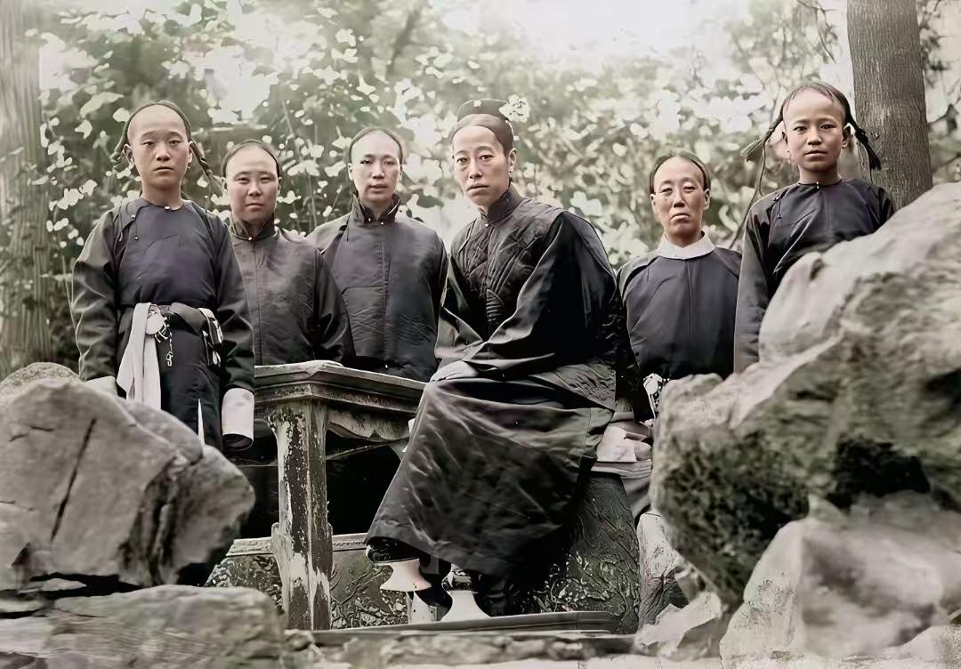 照片中的女子，是中国历史上最后一位太后，如果没有嫁给光绪皇帝，她就只是一个普通的