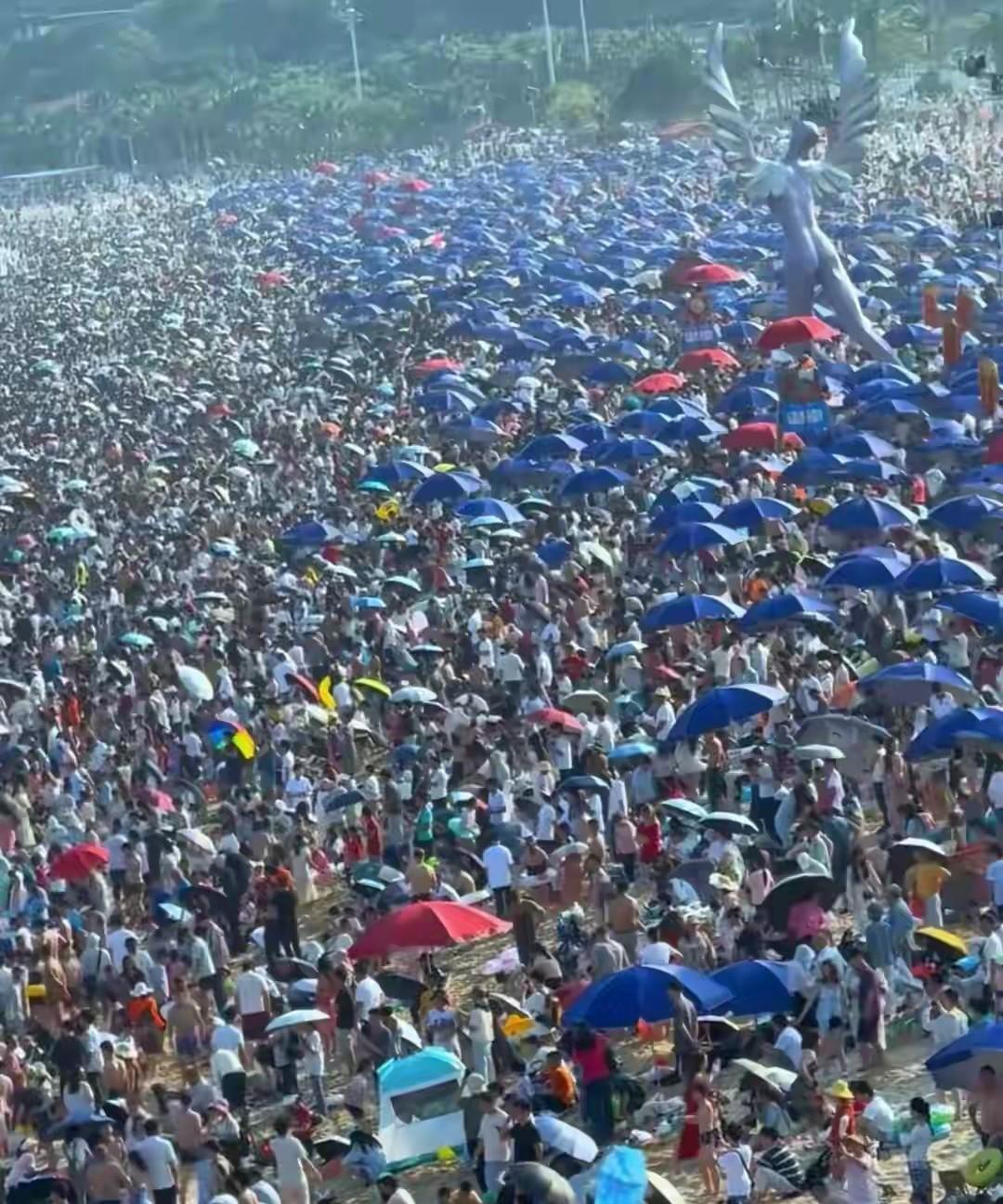 难以想象深圳大梅沙这种独特吸引力国庆第三天，深圳大梅沙可以说是人满为患，用人山