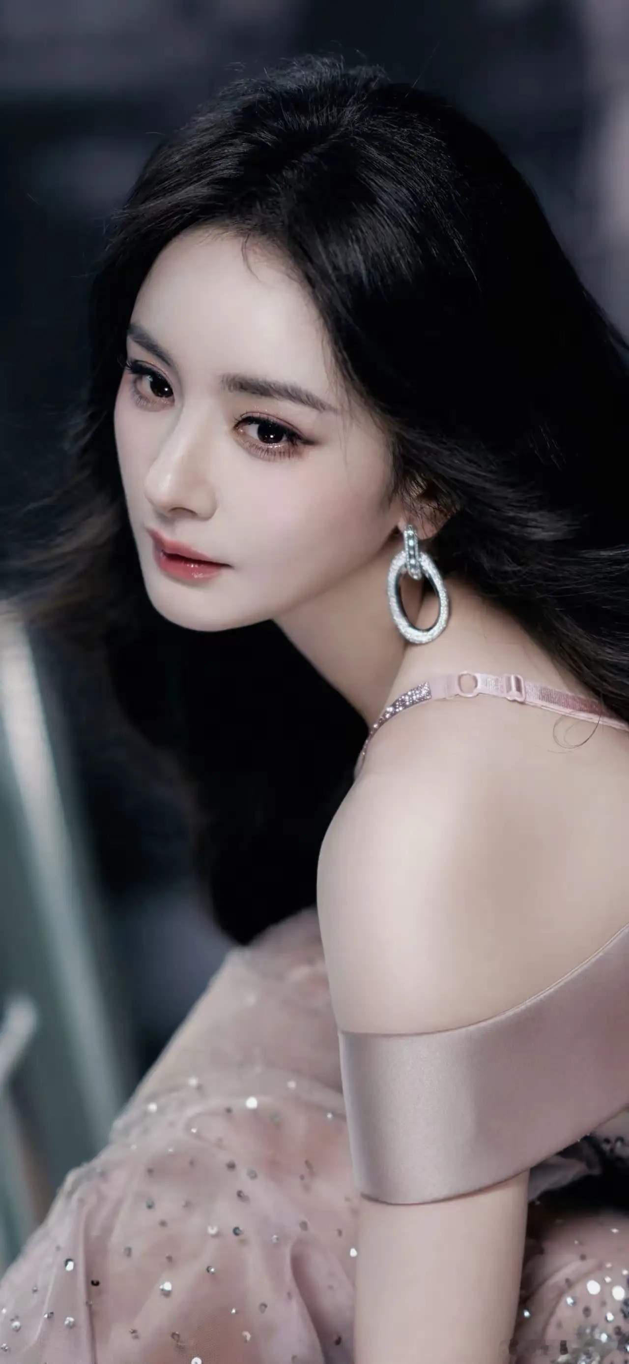 1.杨幂在接触的剧本都是大制作，努力的往电影圈靠拢，就盼着能冲奖。2.刘晓庆真的是精力充沛，一把年纪