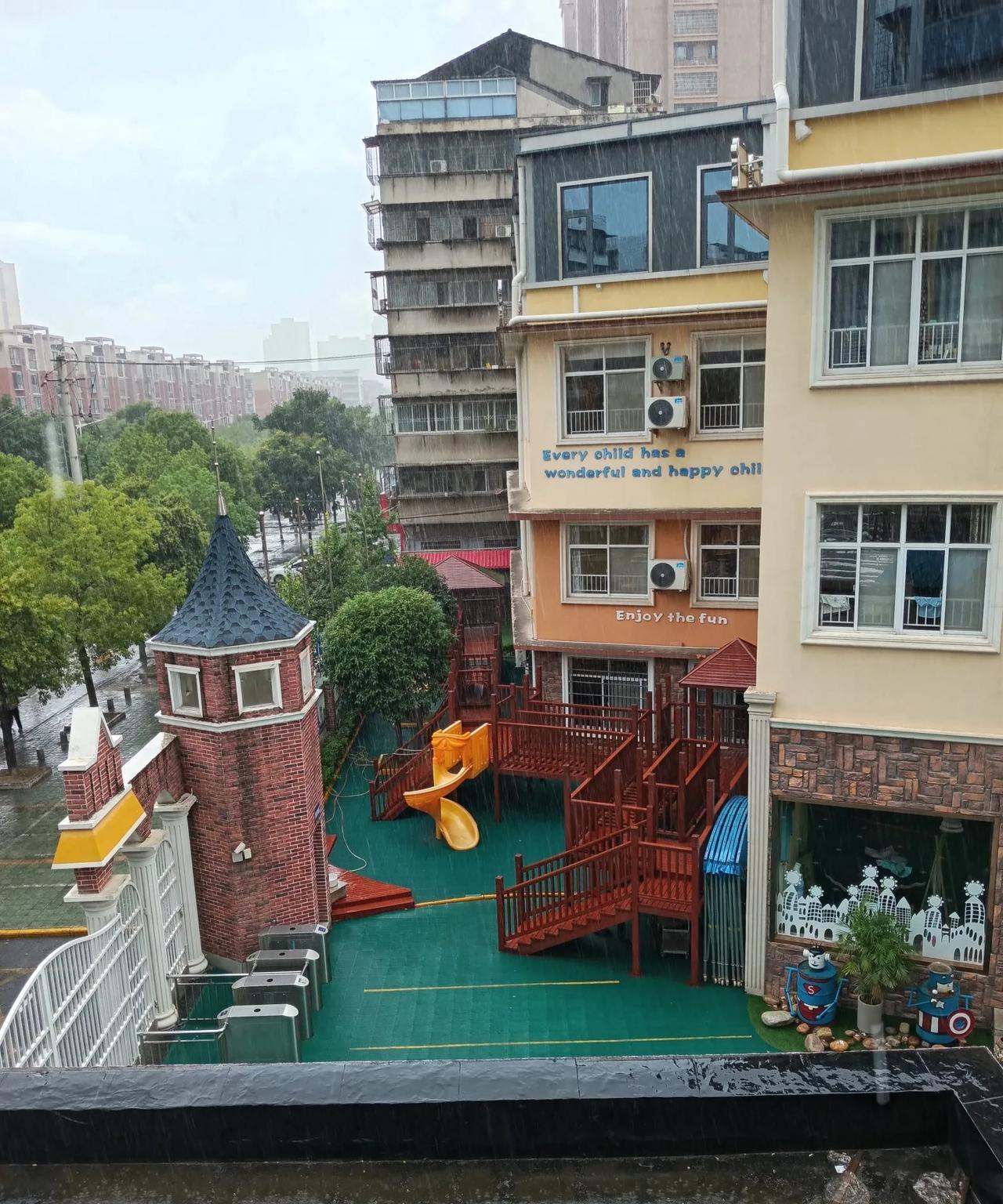 今天(7月22日，星期二)中午11点钟左右，老天爷吩咐雨“大哥”，为湖北省荆州市