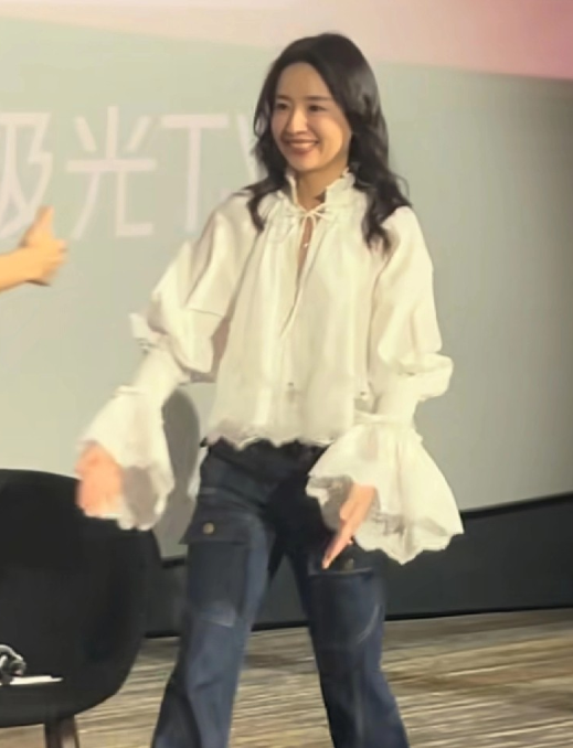 董洁近日参加活动时的状态简直是光彩照人，活力四射。近日董洁参加某活动，她上身