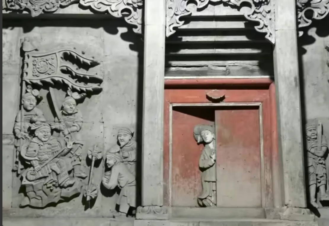 1973年，一名村民借着酒劲闯入一墓地，正想拿点什么，大门突然开启，一女子笑着打