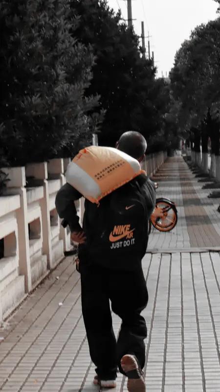 为什么甜言蜜语总能赢得美女芳心?很多人觉得甜言蜜语能赢得美女芳心，毕竟在甜蜜告