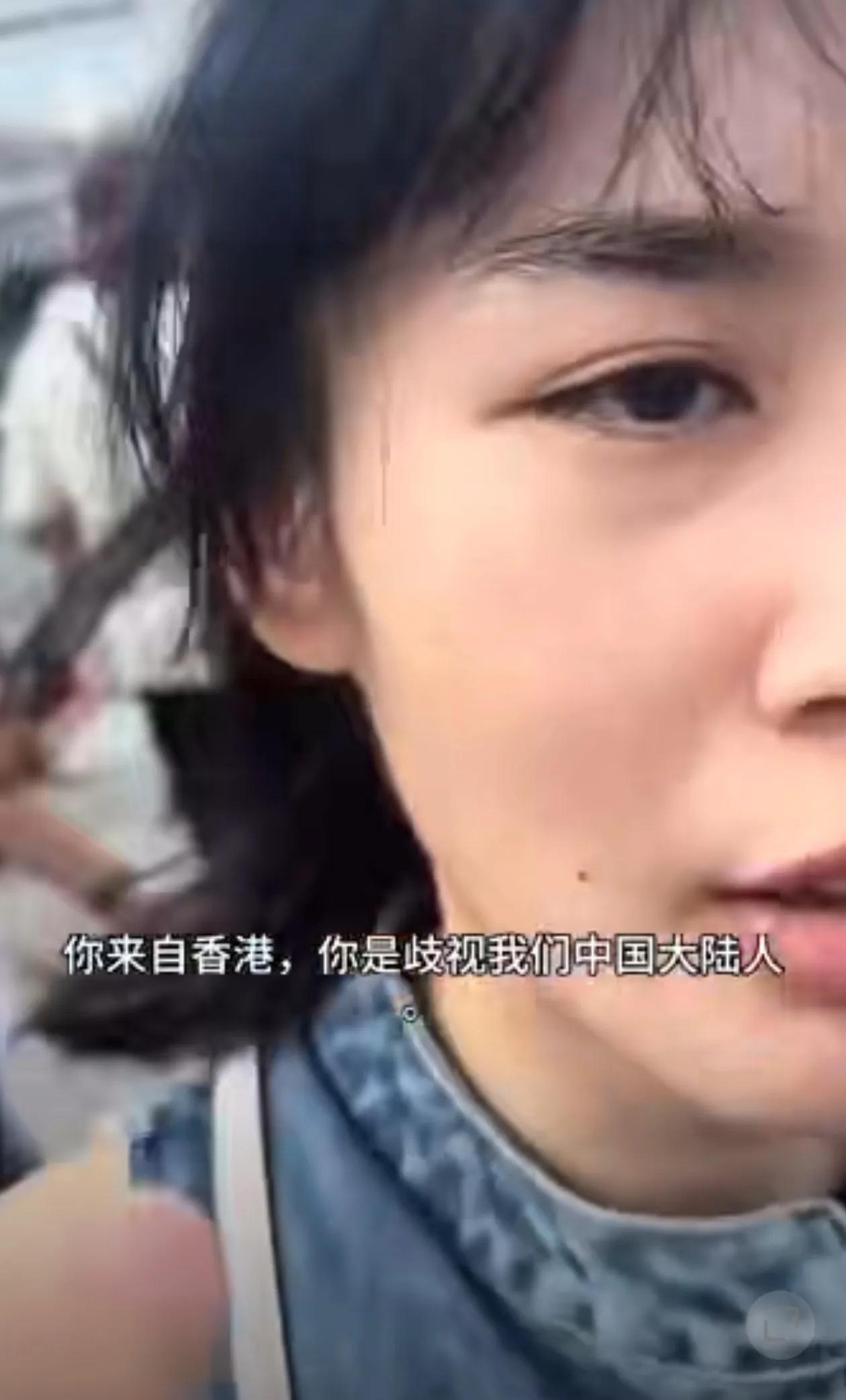 内地女子在马来西亚游玩拍照时，遭到香港女的歧视以及辱骂：中国狗，滚回中国！大家