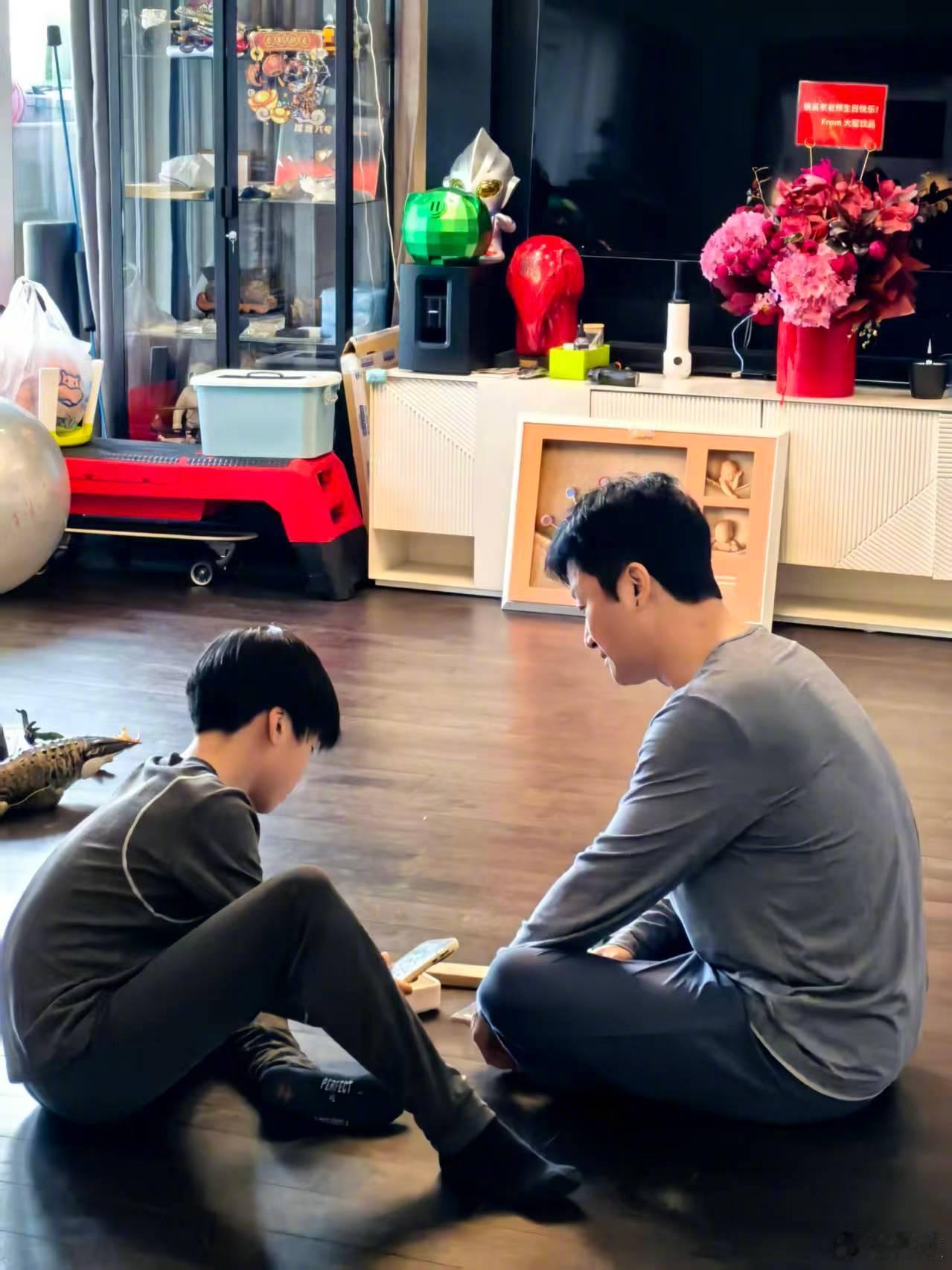 吴京在家好好带孩子哈哈哈哈吴京真的在家好好带孩子！谢楠继续乘风破浪吧！