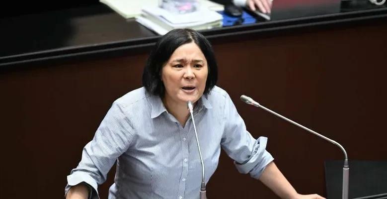 金门县党委陈玉珍说：“金门县属于中华民国，解放军要收复金门让我们投降的话，我会主