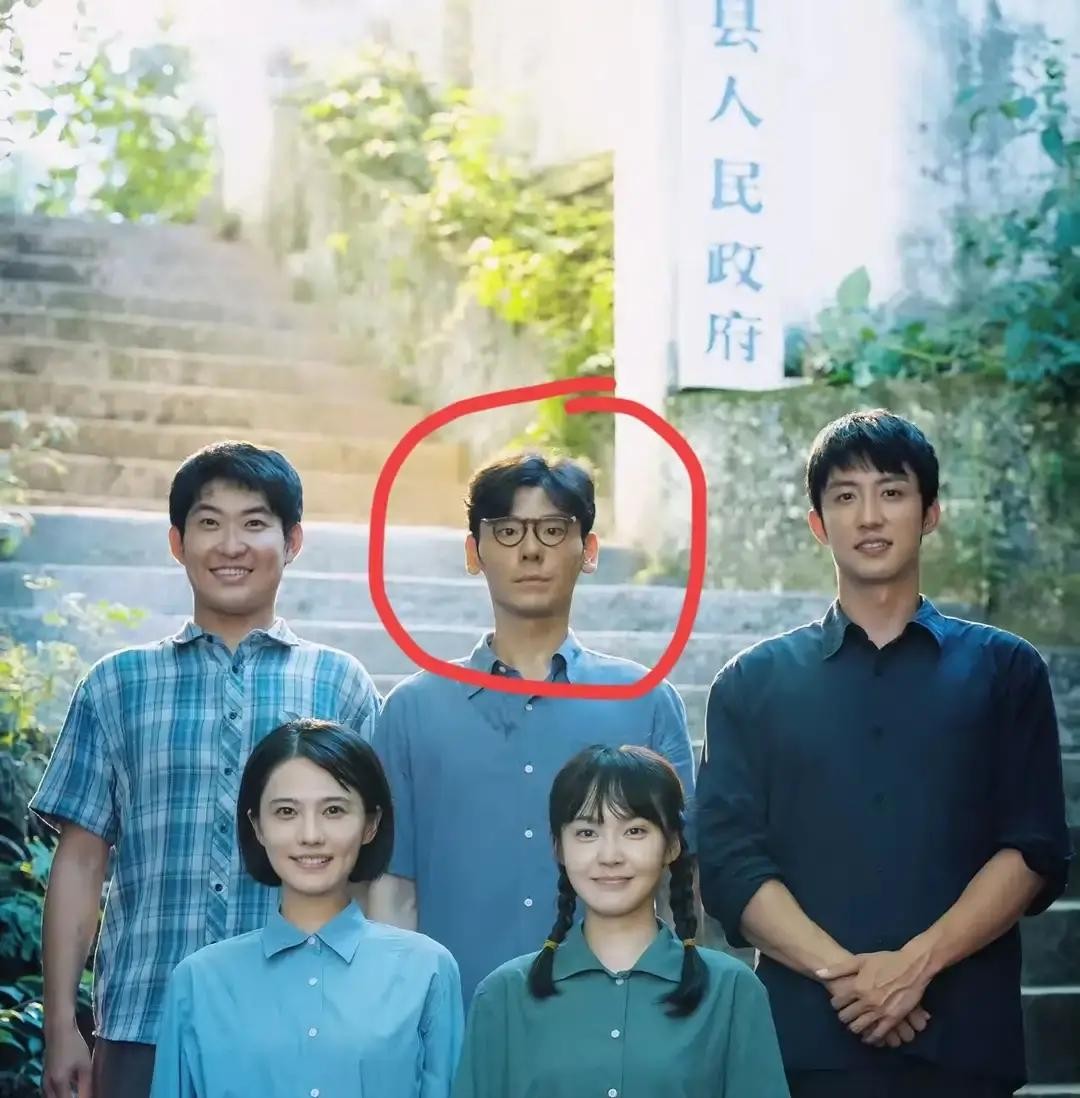 现在的影视圈有个怪现象，演员要是长得差点意思，开播就能被唾沫星子淹死。可偏偏有人不信这个邪，在电视剧