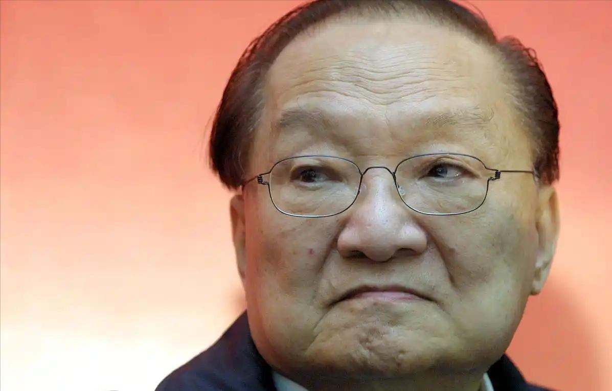 金庸为什么要篡改历史，“丑化”朱元璋们？在《倚天屠龙记》中，明朝开国皇帝朱元璋