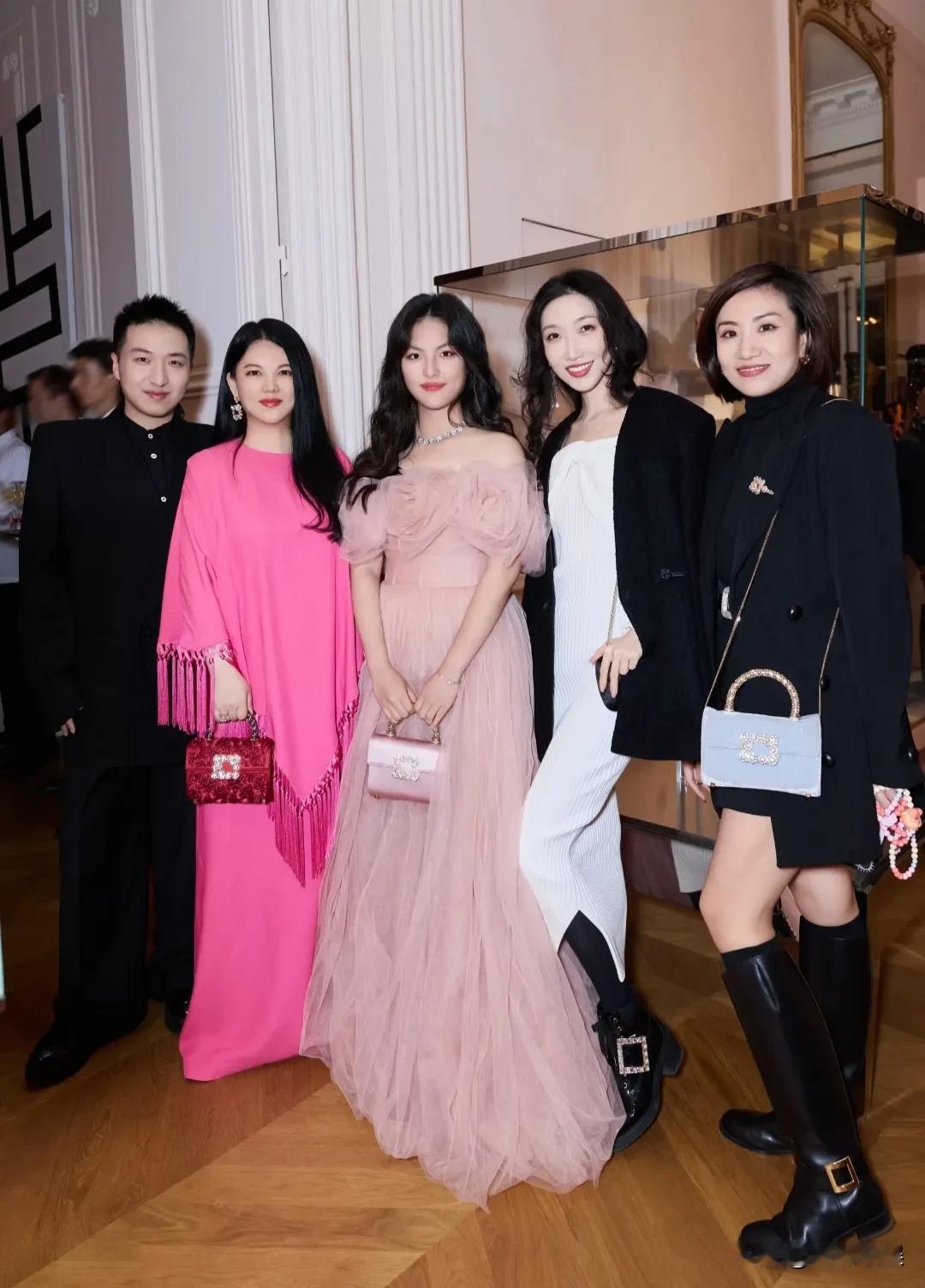 做李湘的女儿能有什么烦恼啊，只有享不清的富贵。李湘母女俩参加巴黎时装周，王诗龄