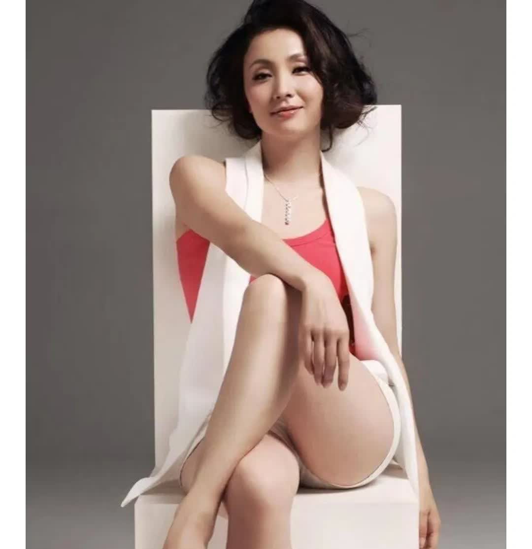 陶红，脚趾头短小可爱。