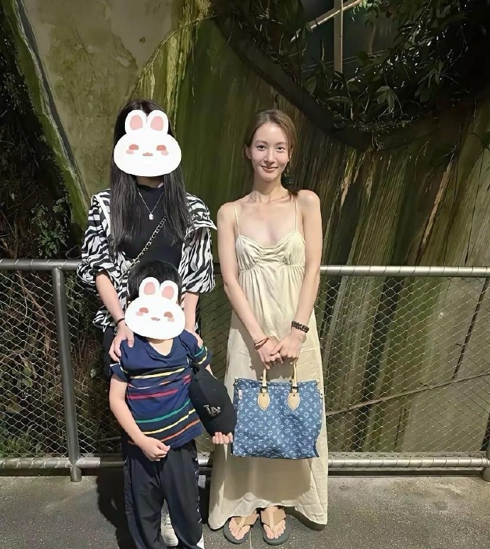 金晨这裙子把好身材显露的淋漓尽致！女明星确实有壁！​​​