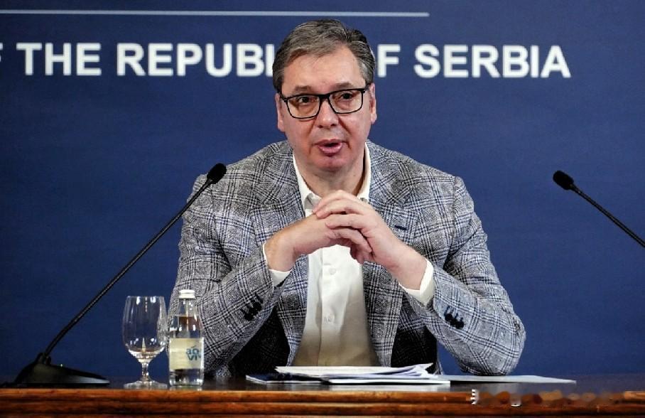 武契奇又“发疯”据中新网报道，塞尔维亚总统武契奇在周日举行的国家安全委