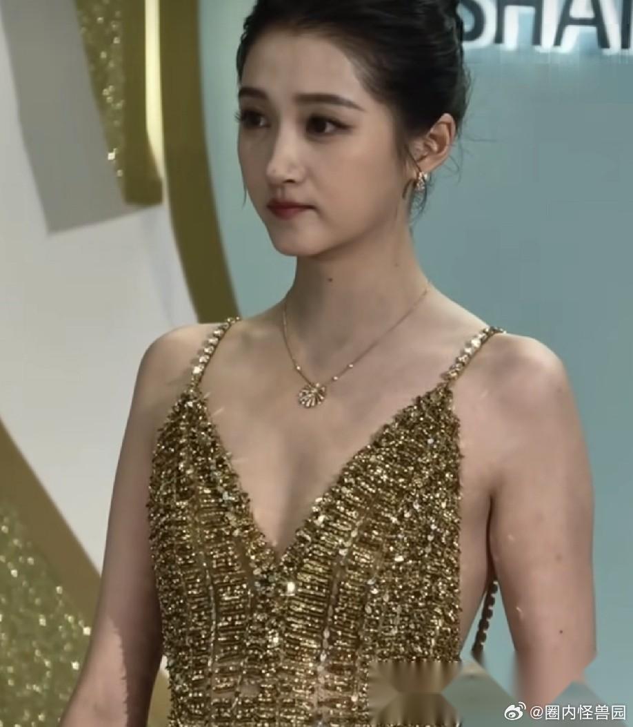 发现一个特别奇怪的事，就是关晓彤，她现在才28岁，为什么每次选礼服的眼光那么