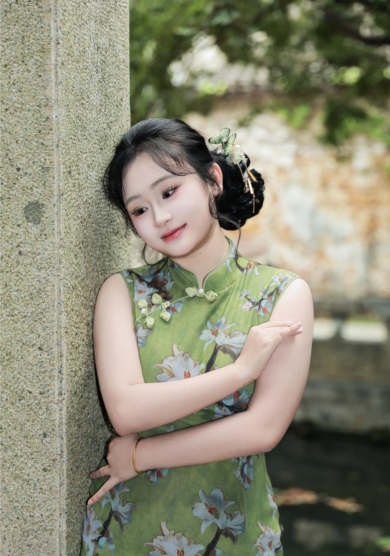 绿意旗袍｜赴一场旧庭院的江南之约青砖古院，竹影婆娑，斑驳老墙沉淀着岁月的痕