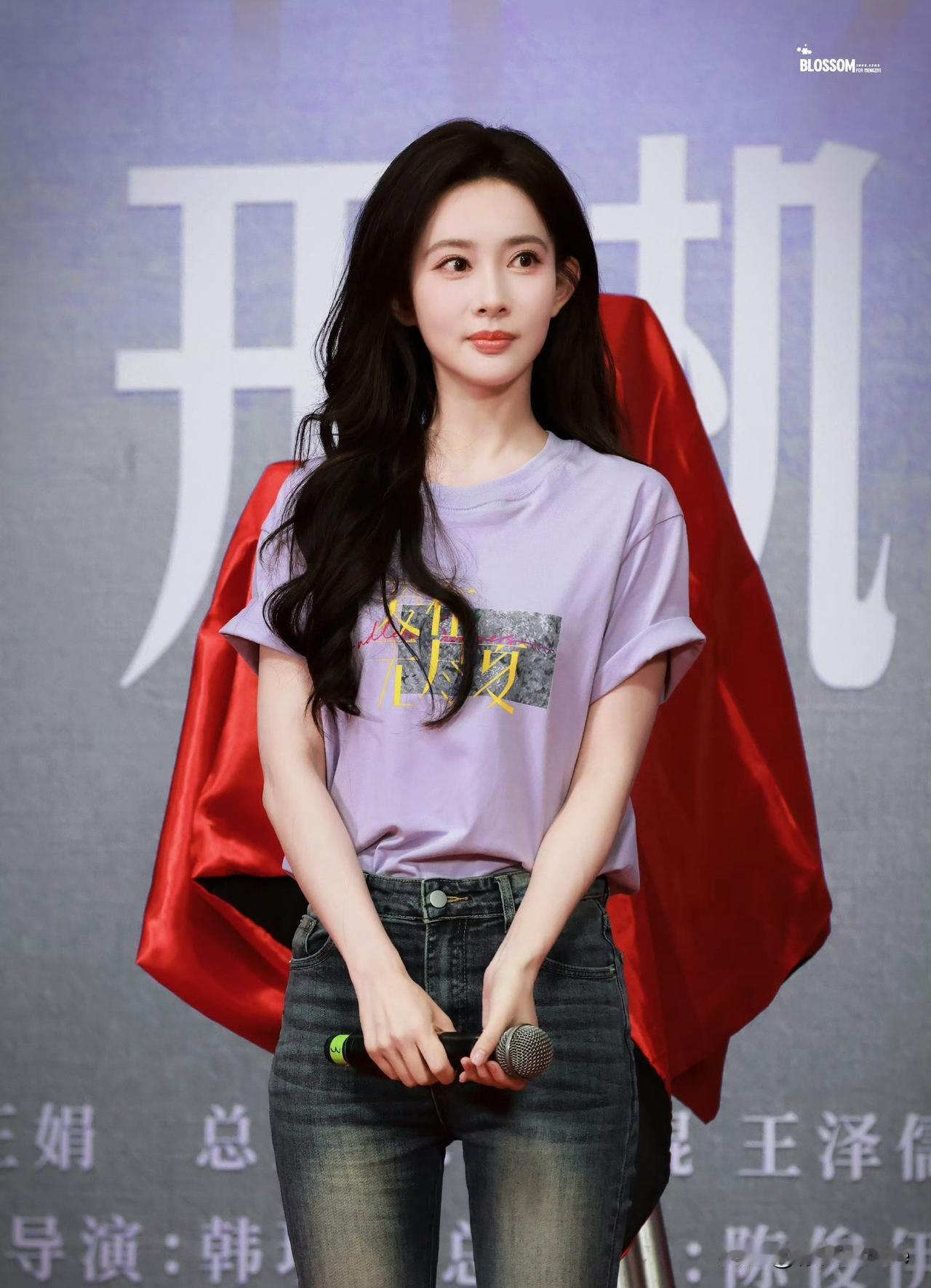 8月21日，孟子义爱在无尽夏开机，排面拉满！现场不仅有粉丝应援车，还有一众品牌方
