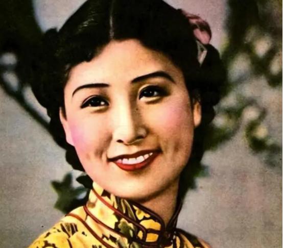 1940年，郑苹如悄悄被押到小树林，特务看着她长得太漂亮了，实在是不舍得开枪，还