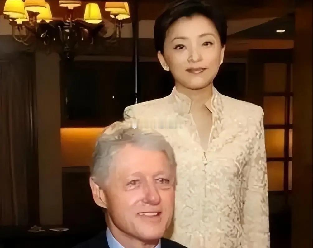 1994年寒冬，北京外国语大学门口的梧桐树落尽枯叶，26岁的杨澜攥着离婚协议书，