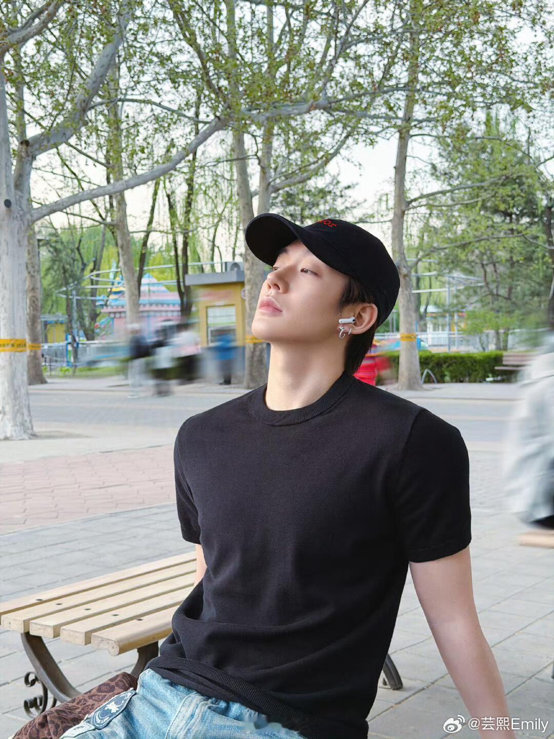 邓为春日男友营业造型，纹身有露出来哦邓为也太精致了，谁家人类幼崽被追半条街都没发