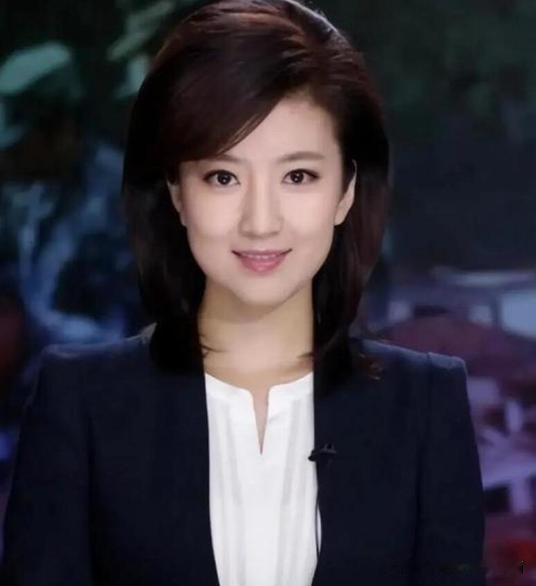 吉林果真出美女啊，这位央视主持人长得好漂亮，气质比郑丽高，颜值跟刘芳菲一样高。