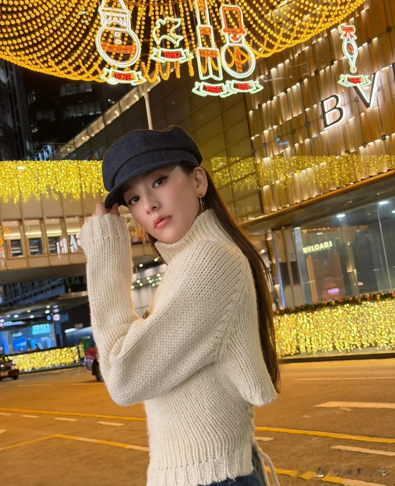 方媛出了月子晒美照，她状态真的太好了，生了三个孩子也不见她身材变形，五官精致立体