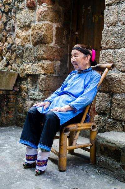 很多人以为缠足，裹小脚，是清朝强迫女性缠的，其实不是的，清朝一开始要求家长不得给