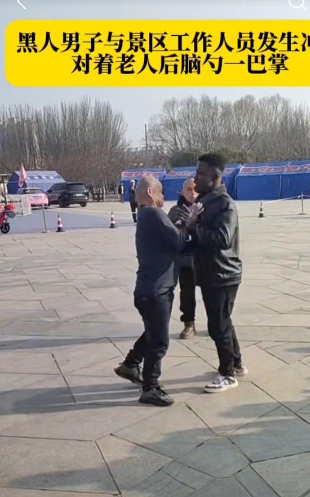 这个外籍人在我国公园玩，不遵守公园规则，还对前来劝阻的工作人员动起手来，并大声嘶