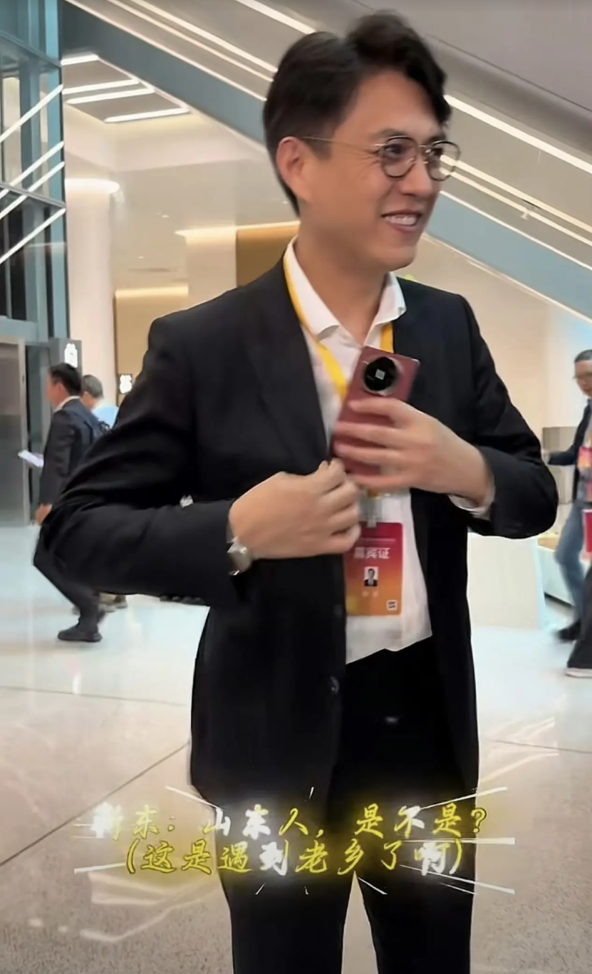演员靳东用的手机是华为MateXT三折叠手机，怎么折都有面，气场十足。此前，
