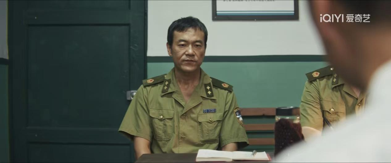 堪比高启强，悬疑剧《树影迷宫》中张桐饰演的混混疯僧一角太炸裂了。作为当地大混