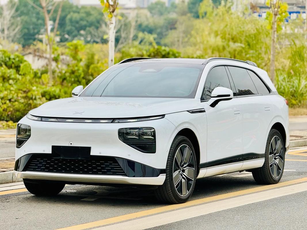 小鹏G9，小鹏汽车旗下最憋屈车型。11月份，小鹏G9卖了989辆，这半年销量