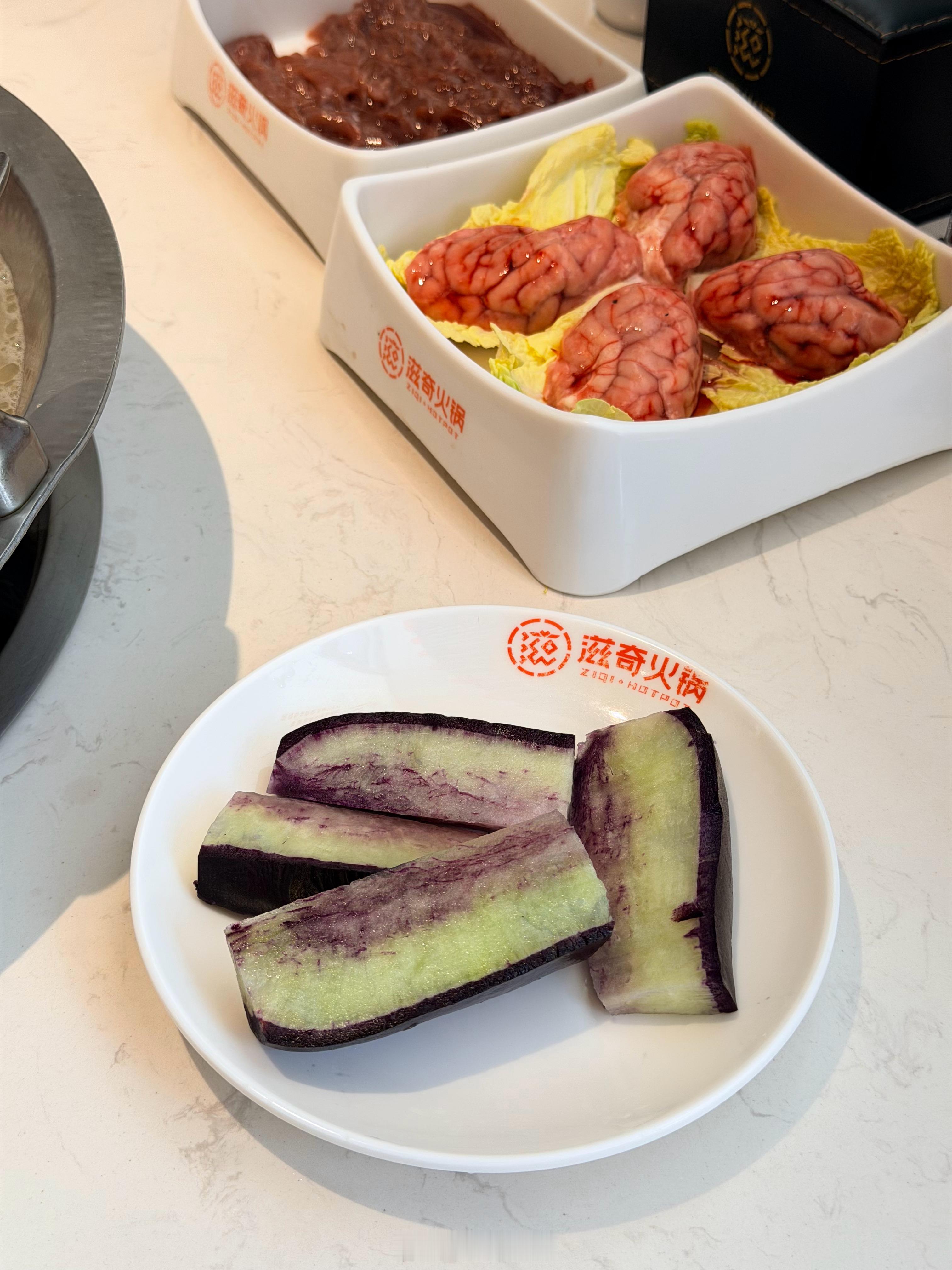 每次回家就馋这一口鸭掌火锅和免费的紫皮萝卜这次在锅底里加了一份大骨头还吃上了现炸