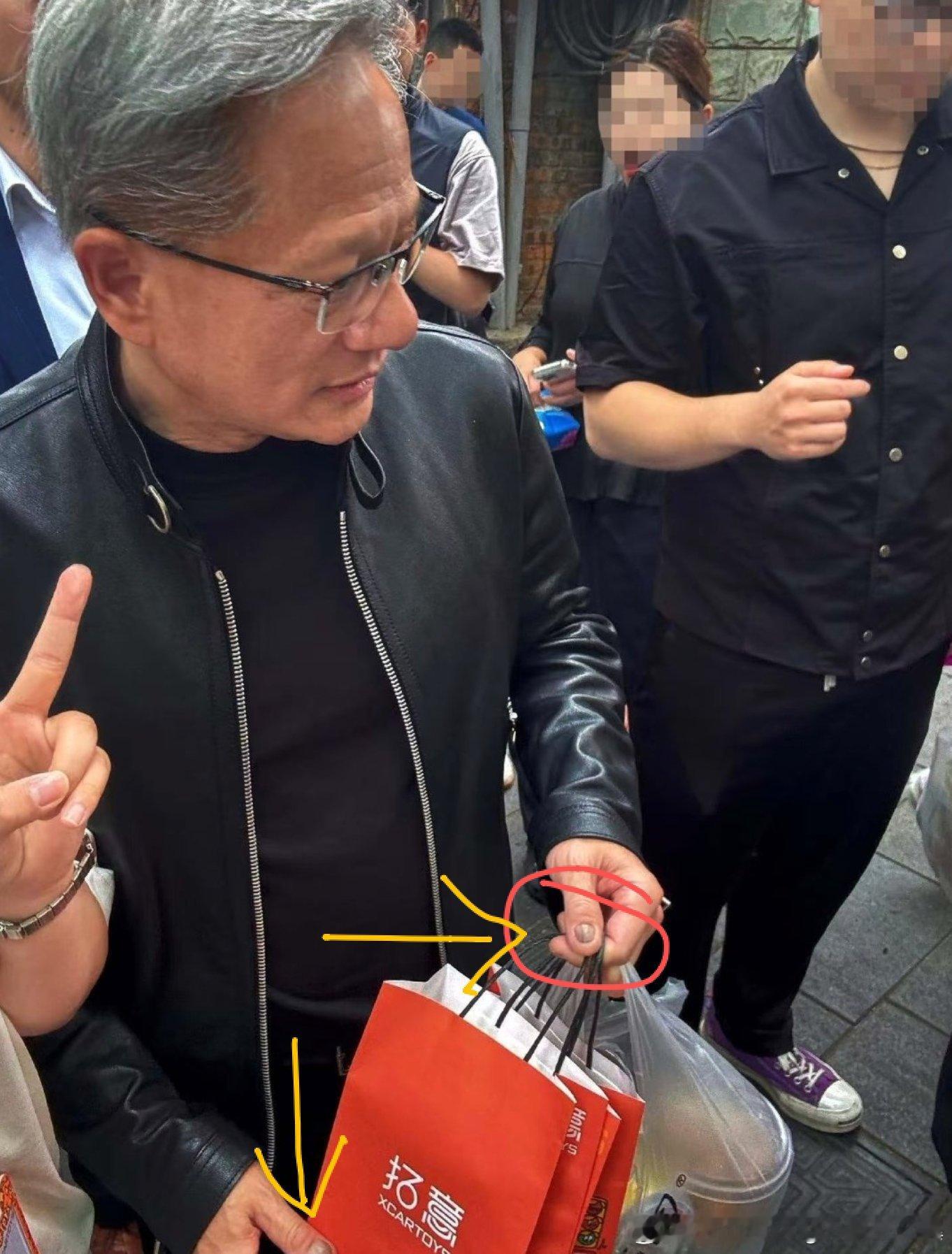 黄仁勋吃指甲（咬指甲）并非虚传，而是他广为人知的标志性下意识习惯。这一动作在心理
