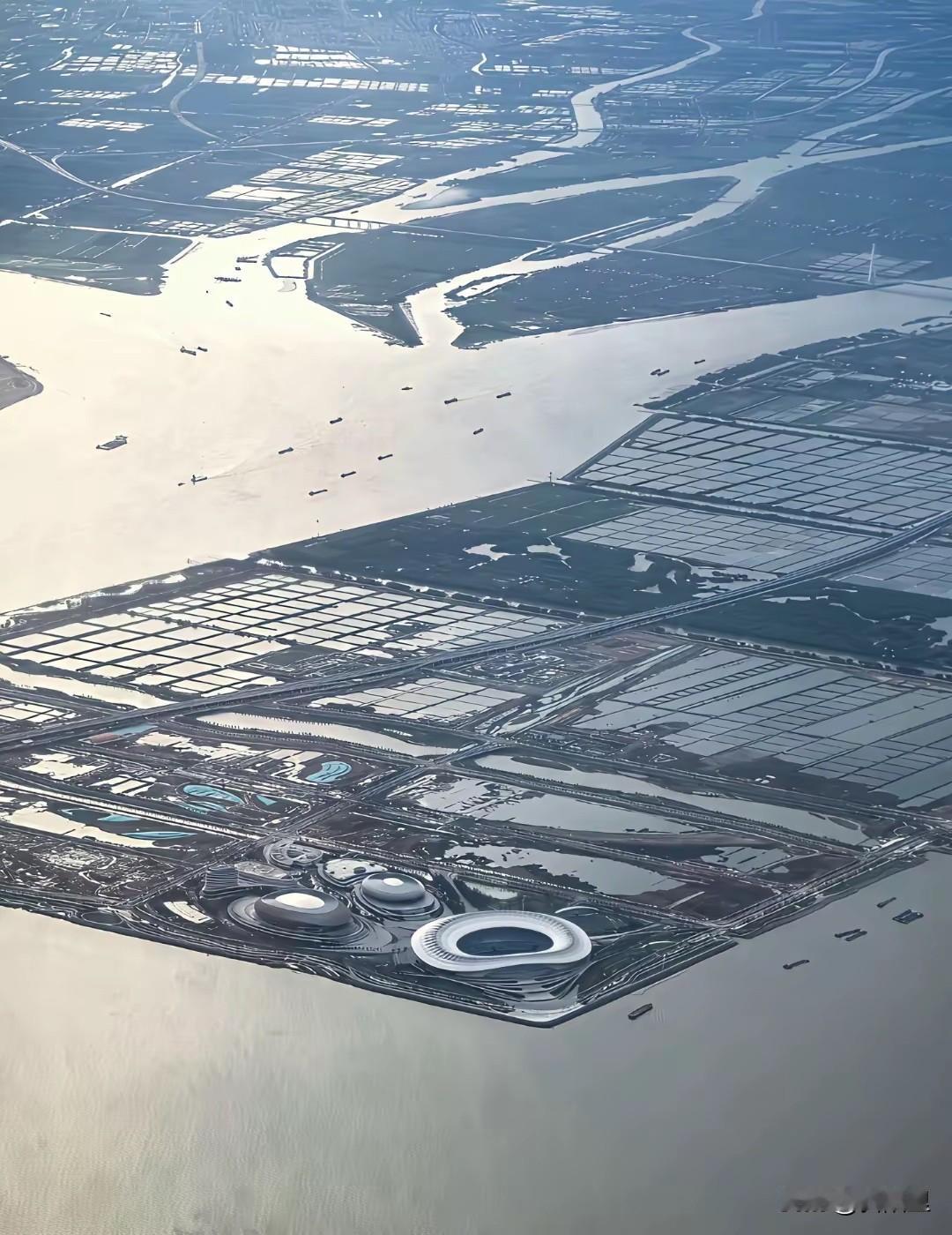 真的不敢想象，这就是南沙大湾区体育文化中心，周边居然还全是农田，一边是璀璨星光，