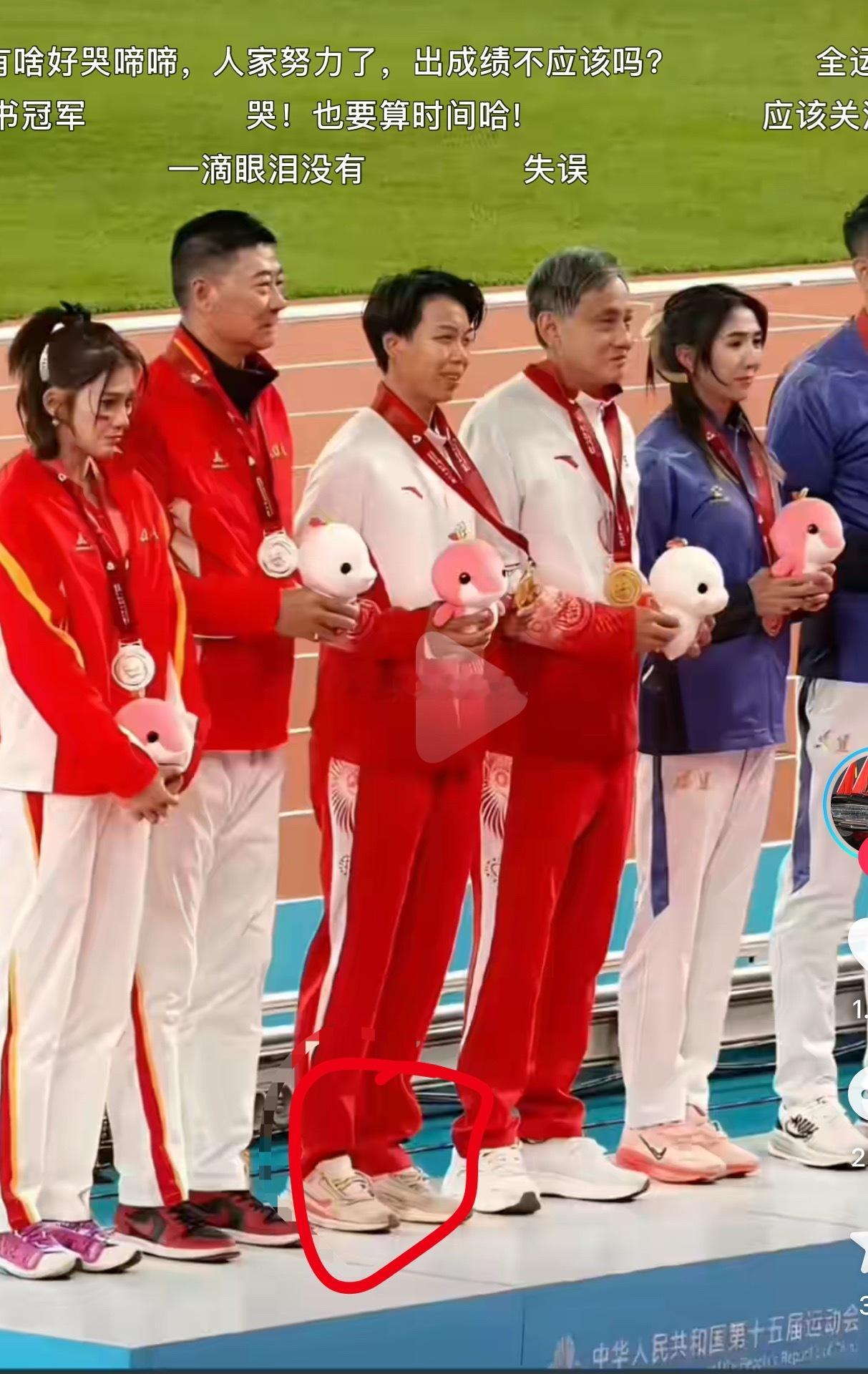 没有教练，我就自己练没有好的鞋子。穿着自己喜欢的鞋就上场，无人替我呐喊，我也有母