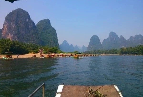 桂林的美，如诗如画的漓江风光，似真而幻的山水画卷，浪漫悠闲的生活方式······