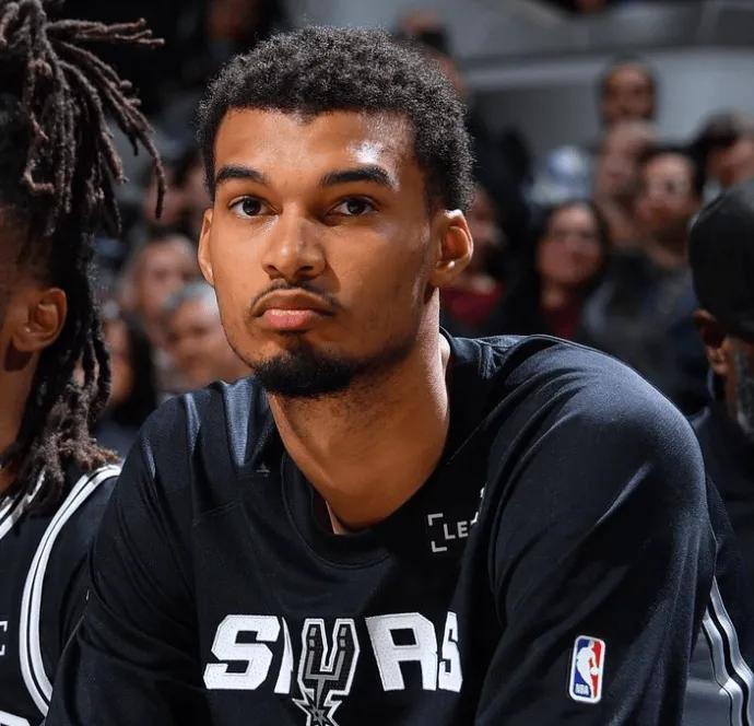 有文班亚马：马刺15胜6负无文班亚马：马刺10胜3负数据上看，似乎没有文班