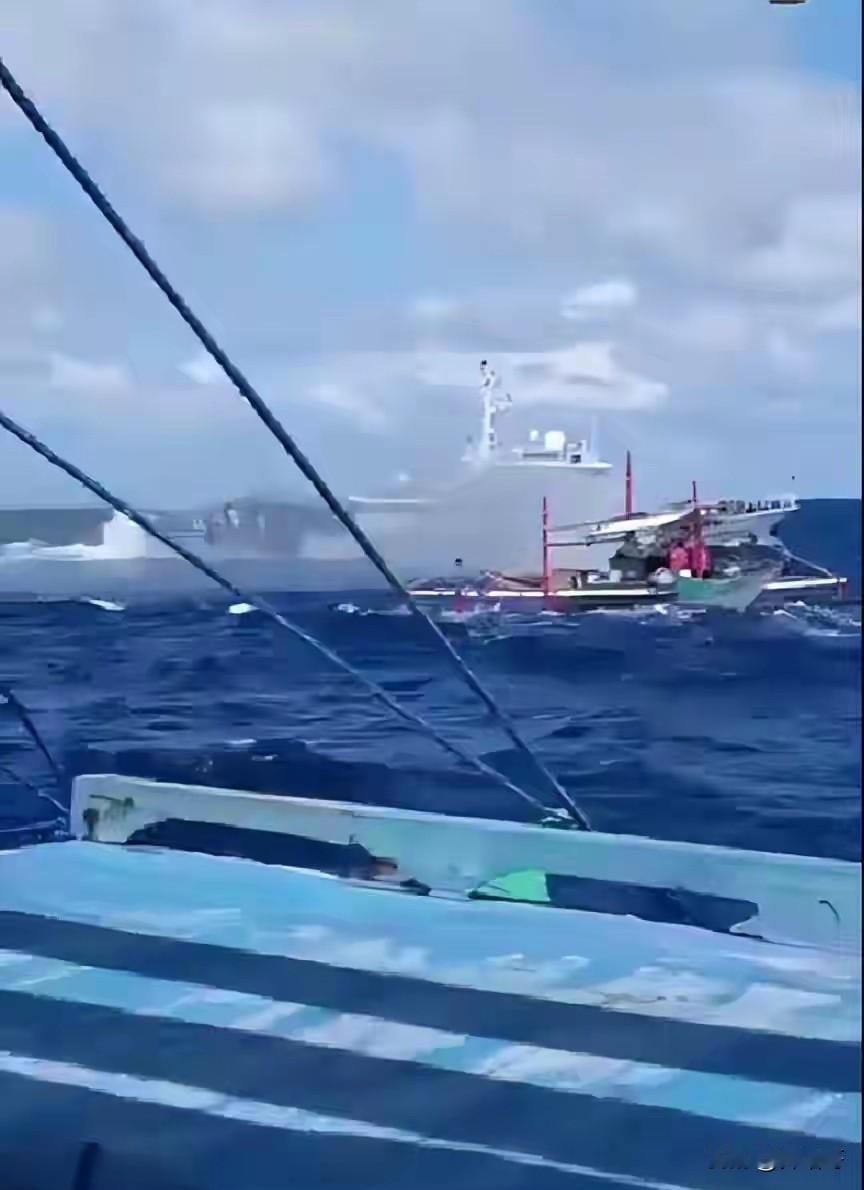 近日在南沙群岛仙宾礁，蓬勃暗沙一线海域，多艘菲律宾海岸警卫队船只与菲律宾渔船试图