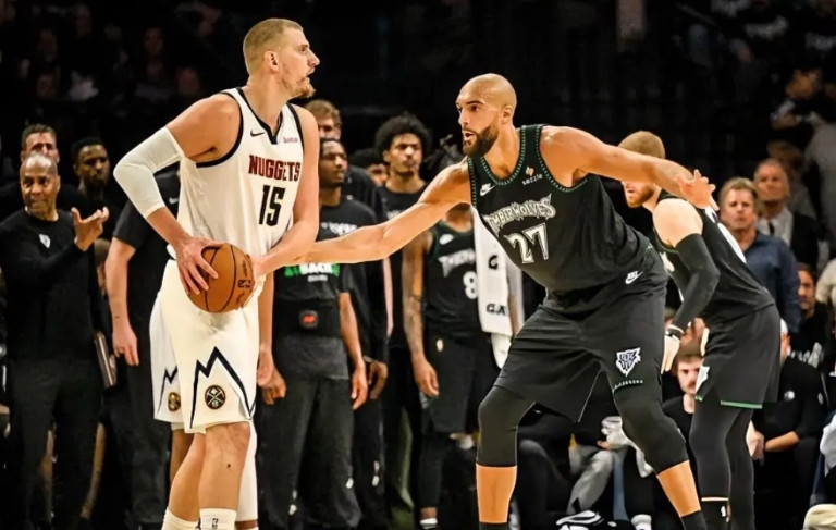 输球有很多种方式，无奈掘金选了最难看的。“约基奇断崖式下滑！”，“穆约挡拆不