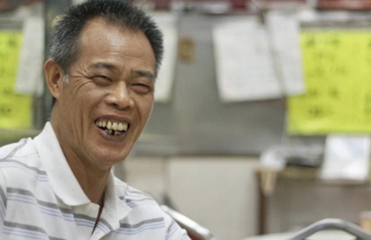 1978年，26岁的他瞒着家人偷渡到香港。陈灼明，出身贫寒，少年时期便失去了