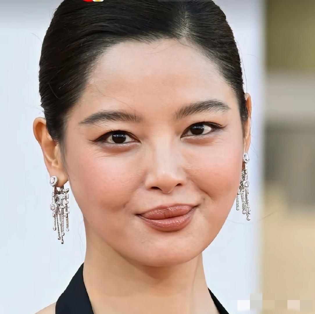 辛芷蕾高清怼脸拍：妆容精致，螓首蛾眉，凤眼如虹，眼周皱纹清晰，法令纹深刻，面孔略