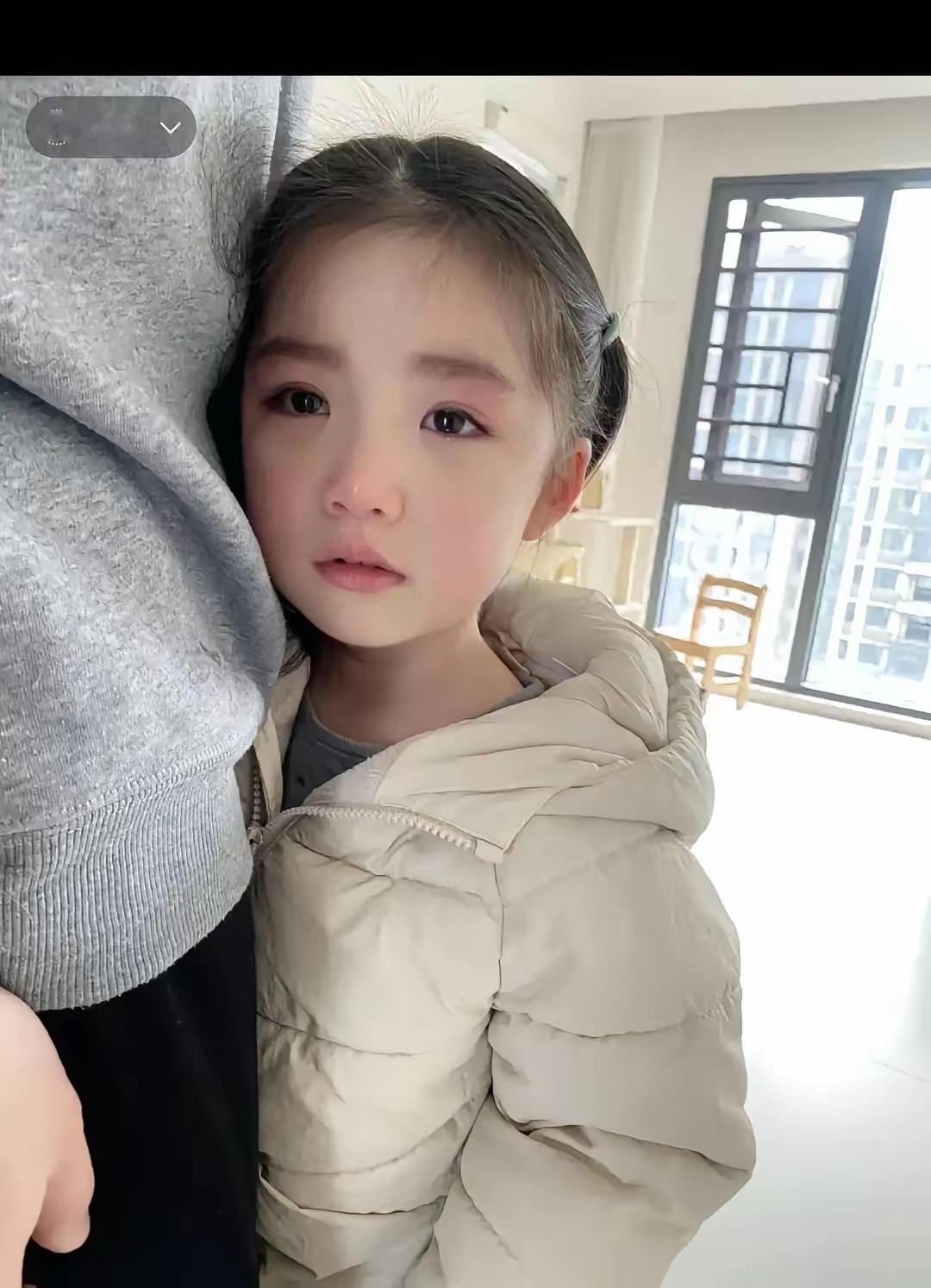 我女儿上小学那会儿，有一次我去接她，因为公司临时有事耽误了，到学校时已经超了好久