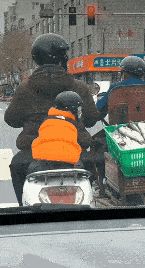 这个画面非常好玩，看完之后让人捧腹大笑，实实在在说，以我的眼力看，这应该是AI生