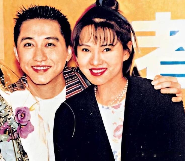 2009年，伊能静和庾澄庆签字离婚那天，他俩既没为分财产吵架，也没抢孩子抚养权，