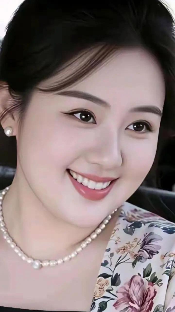 笑靥如花，珠光玉色。