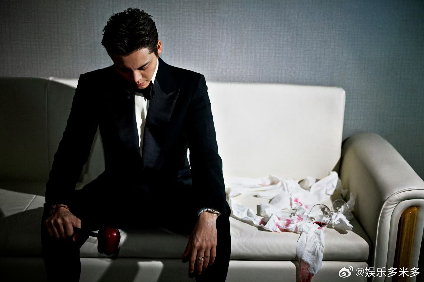 陈伟霆黑西装帅成啥了陈伟霆这张脸就该演霸总光影下的陈伟霆黑西装造型太绝，褪去贵